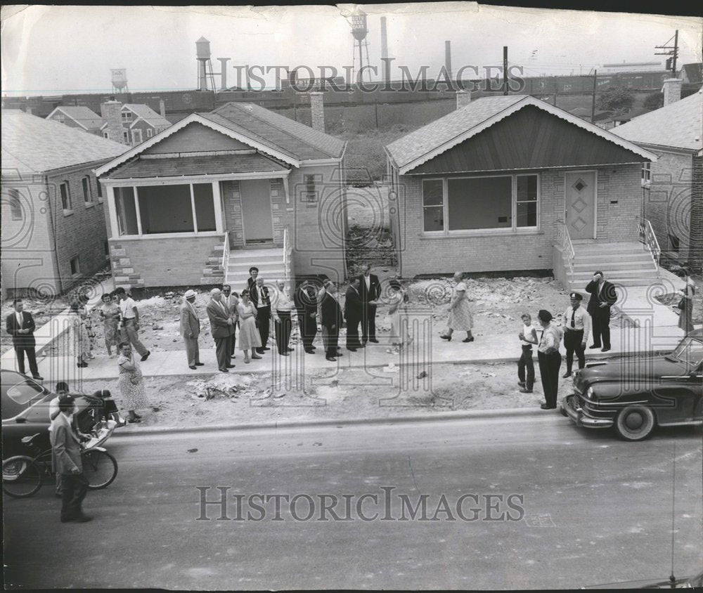 1955 Press Photo Mayor Daley Back Yards Hoyne Home St - RRV66291 - Historic Images