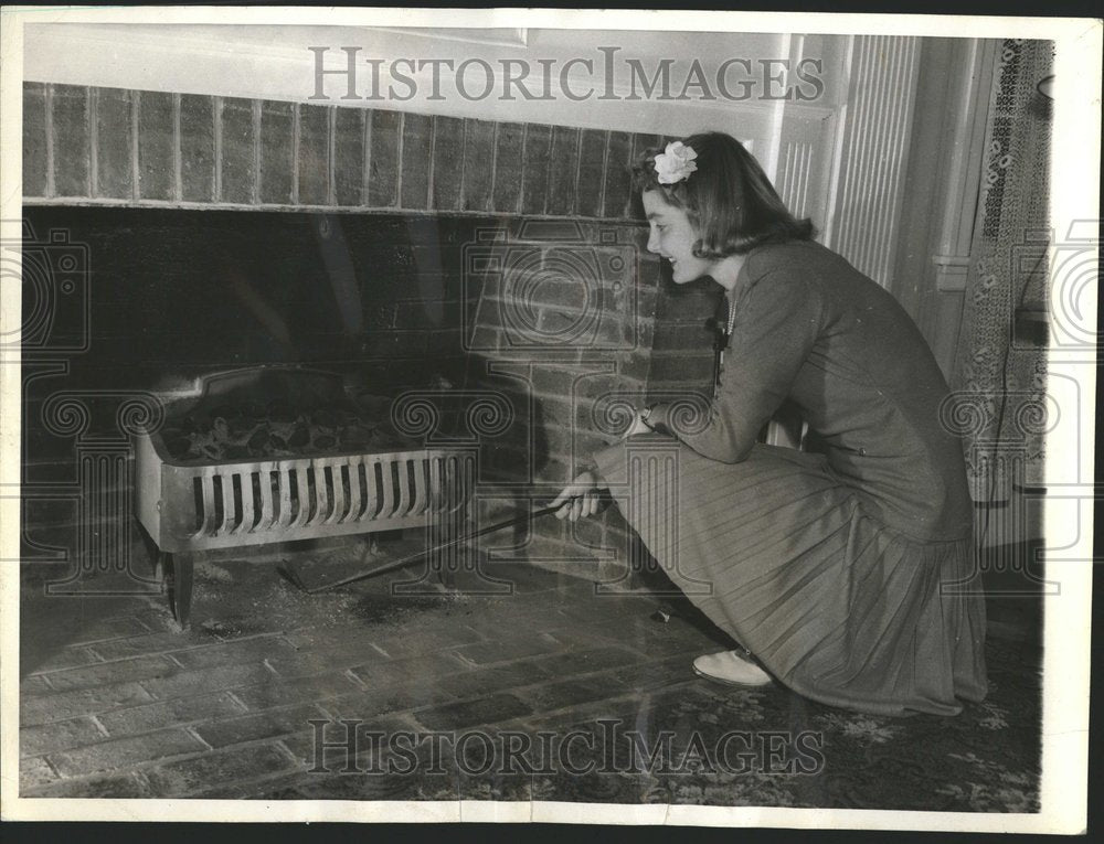 1942 Press Photo Coal-burning basket in fireplace - RRV66299 - Historic Images