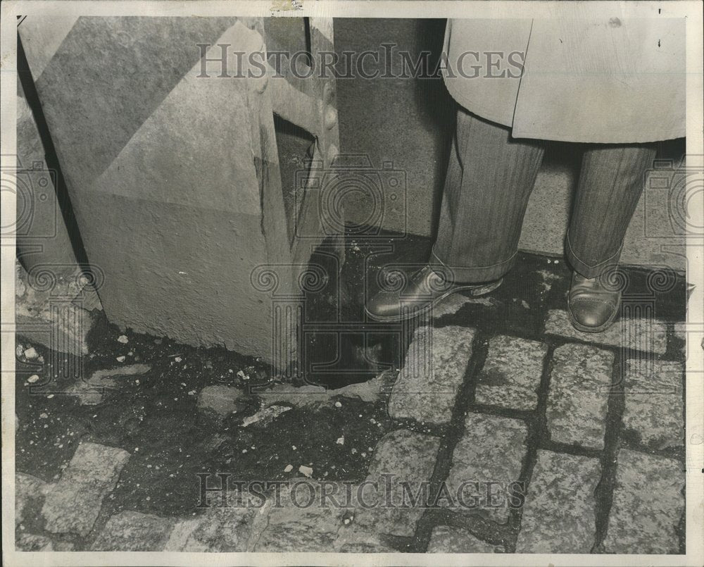 1949, Photo Hole Side Walk Man One Day Brake - RRV66393 - Historic Images