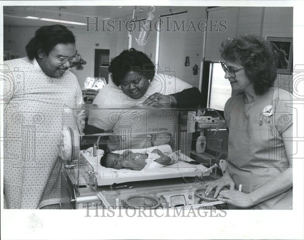 1988 Frank Toquilla catching baby Nicholas - Historic Images