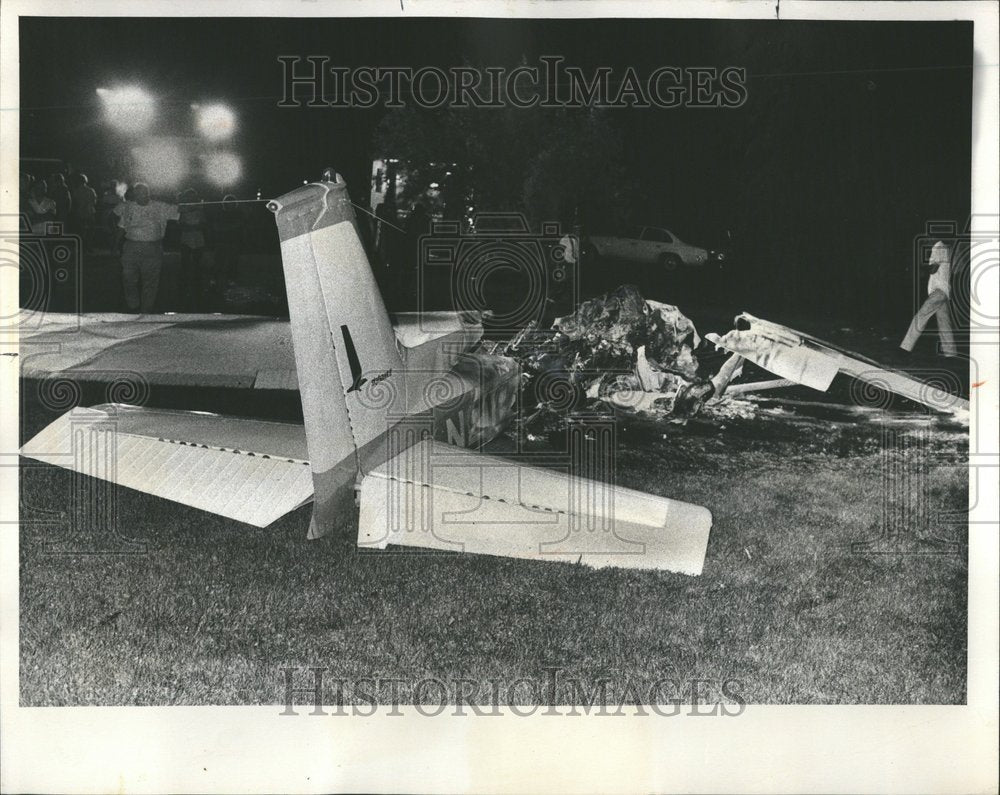 1975 Press Photo Single engine plane crashed DuPage men - Historic Images