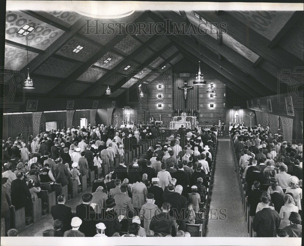 1967 Press Photo Oakiuwn Disaster Father Hock worshiper - Historic Images