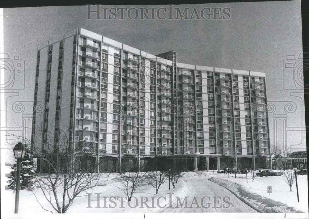 1977 Press Photo Oak Brook Tower Apartments Butterfiled - RRV66847 - Historic Images