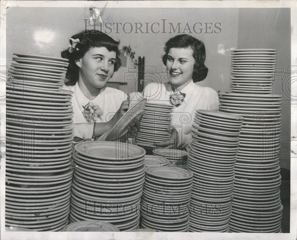 1950 Press Photo Donna Leggett Mary Koehler Dishes - Historic Images