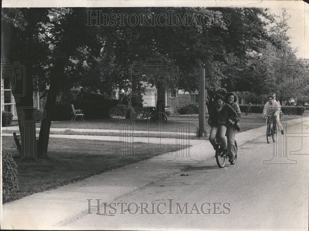 1970 Press Photo Illinois park forest Bicycling youngst - RRV67117 - Historic Images