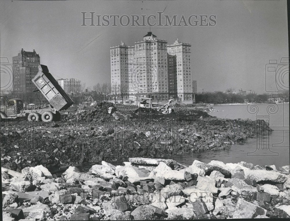 1952 Press Photo Bulldozer spread steady turck load - RRV67367 - Historic Images