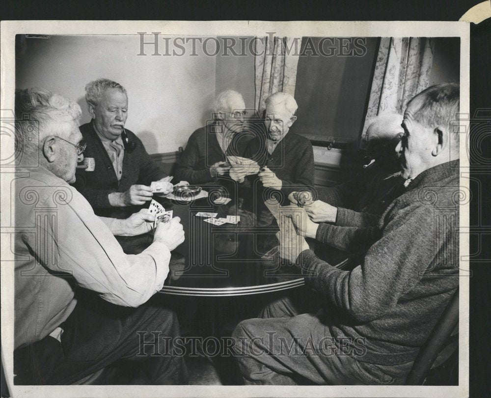 1950 Press Photo Kibitzing patients hospital card bed - RRV67479 - Historic Images