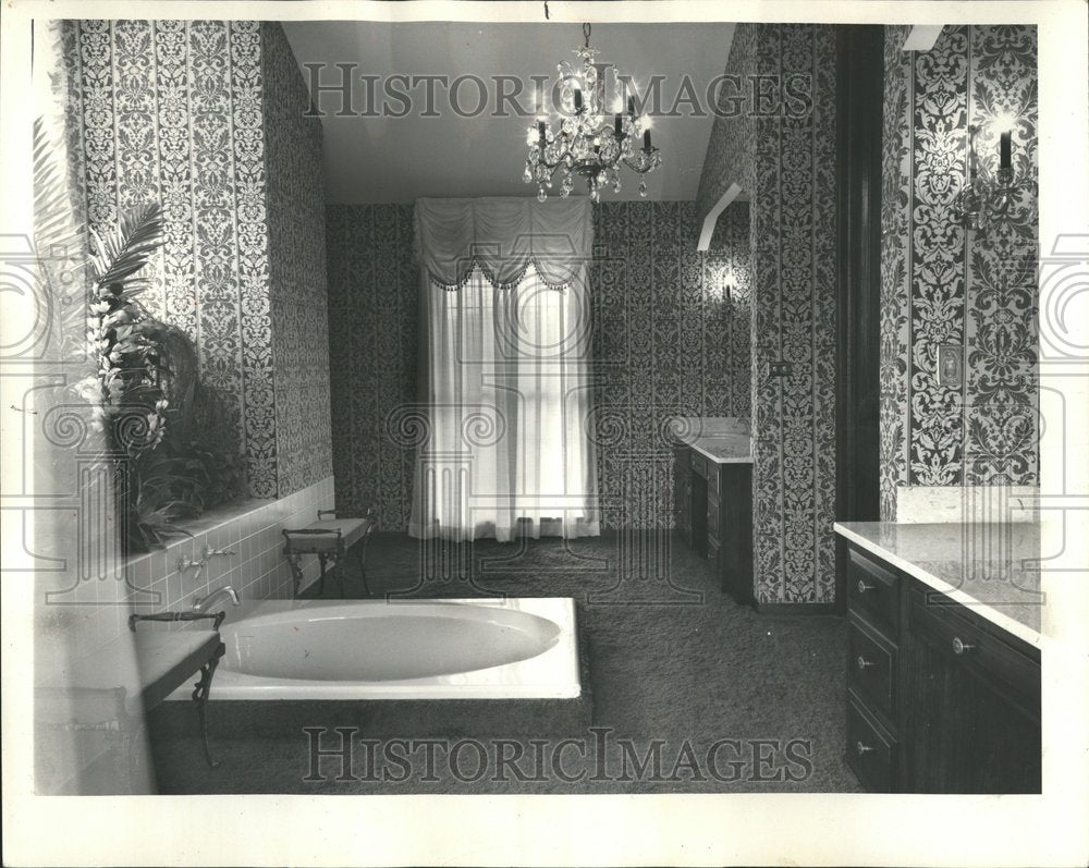 1969 Press Photo Sunken tub bathroom homes Kennedy - RRV67665 - Historic Images