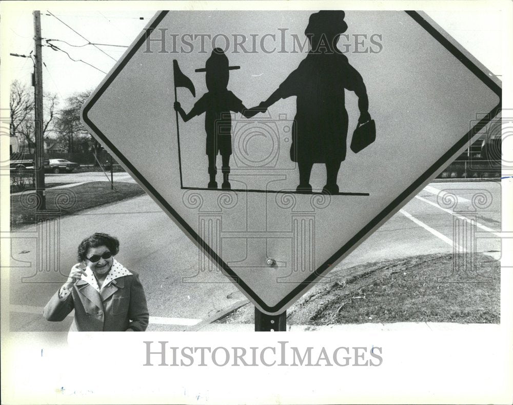 1983 Press Photo Waloy Larmore Deerfield granny Sign - RRV67849 - Historic Images