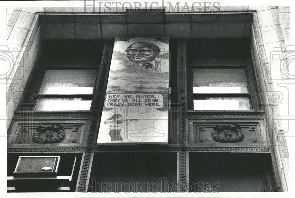 1980 Press Photo Thomas Hynes Sign Window Cook County - RRV67865 - Historic Images