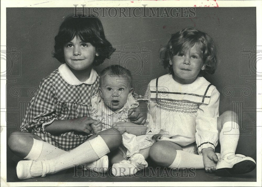 1978 Press Photo Baby Suzanne finger trips Mom future - RRV67917 - Historic Images