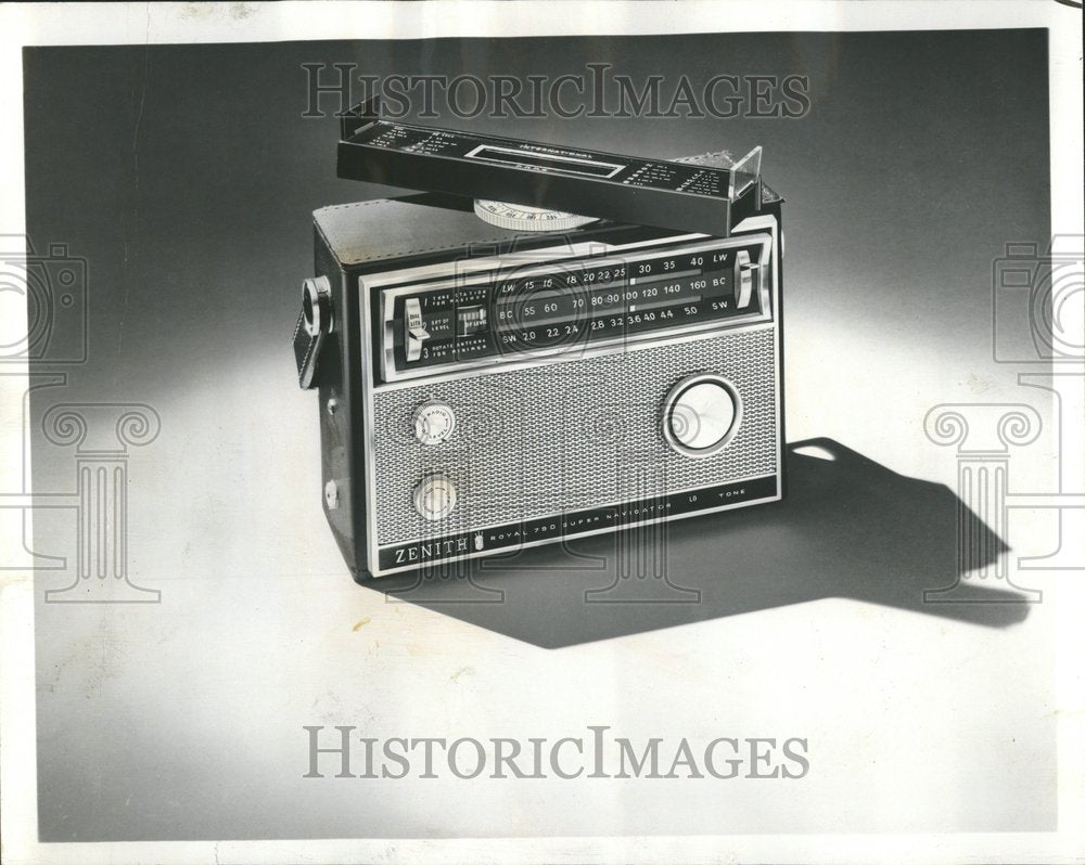 1984 Press Photo Zenith Sales Corp transistor portable - RRV67937 - Historic Images