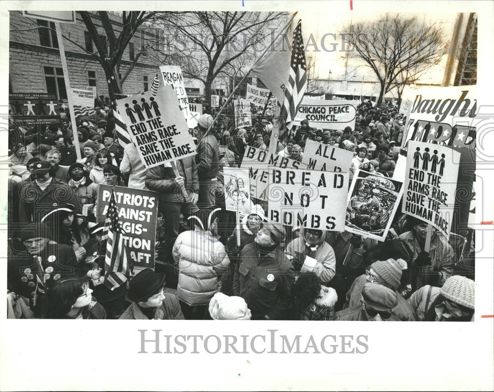 1982 Press Photo Seneca Chicago Ave Anti nuclear - Historic Images