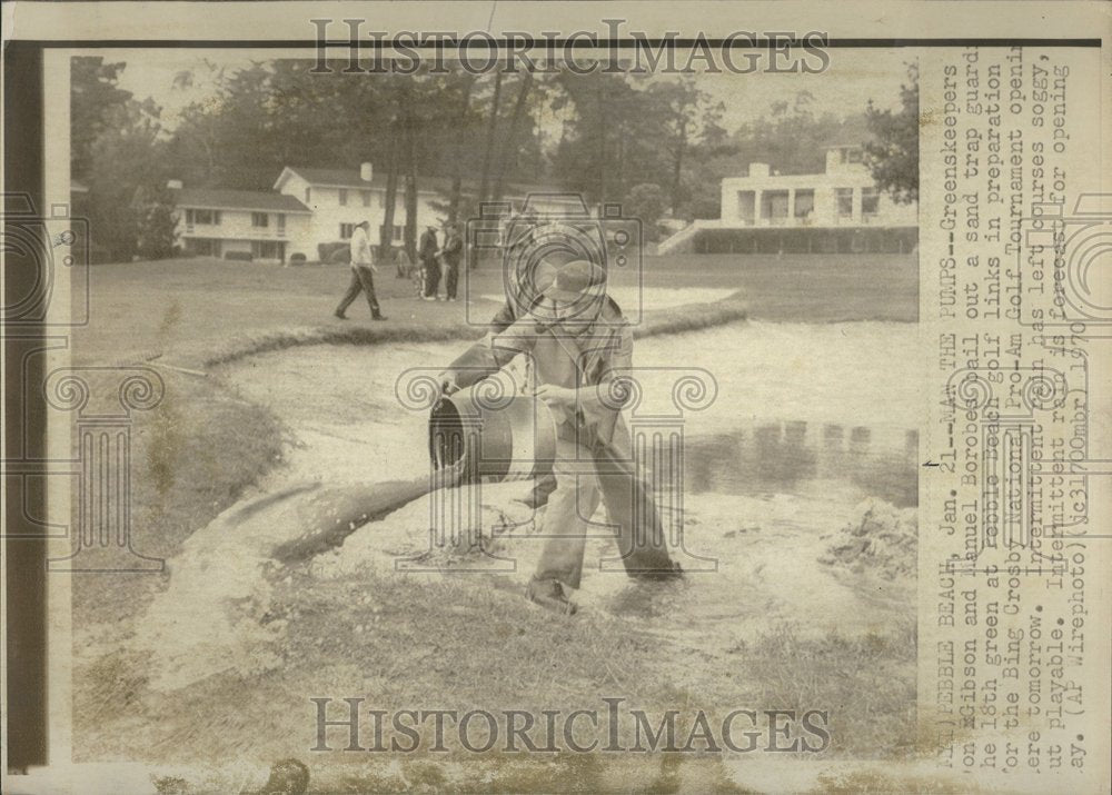 1970 Press Photo Greenskeeper Gibson Manuel Bail Sand - RRV68017 - Historic Images