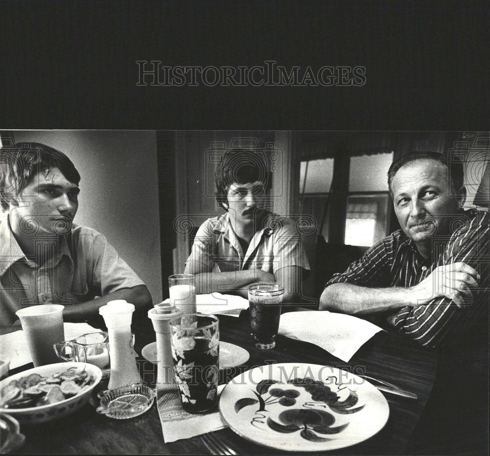 1977 Doug Wayne Niewold noon meal ford - Historic Images