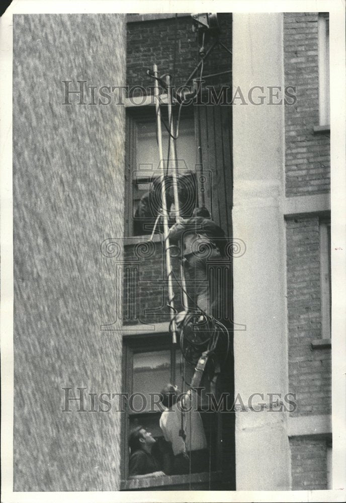 1976 Press Photo Lincoln Park West Window Washer Hotel - RRV68149 - Historic Images