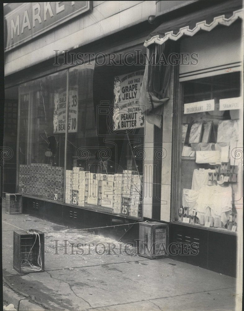 1948 Press Photo A &amp; R Supermarket Window Smashing - Historic Images