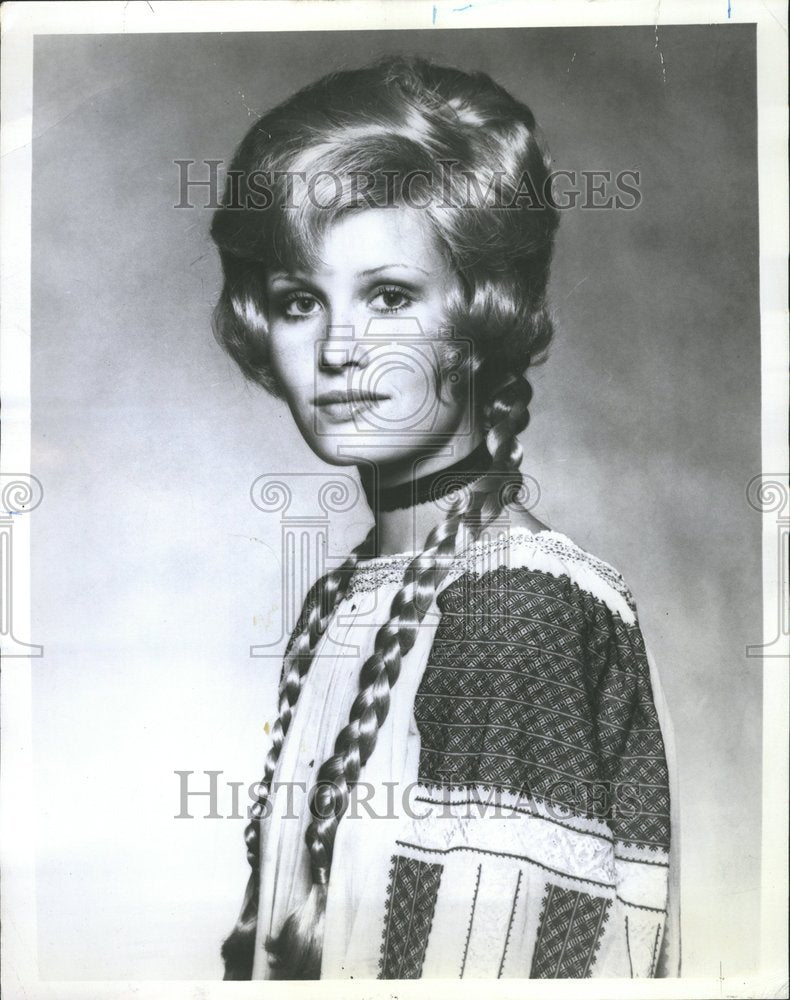 1971 Press Photo Pierre Henri Versatility braids Wig - RRV68347 - Historic Images