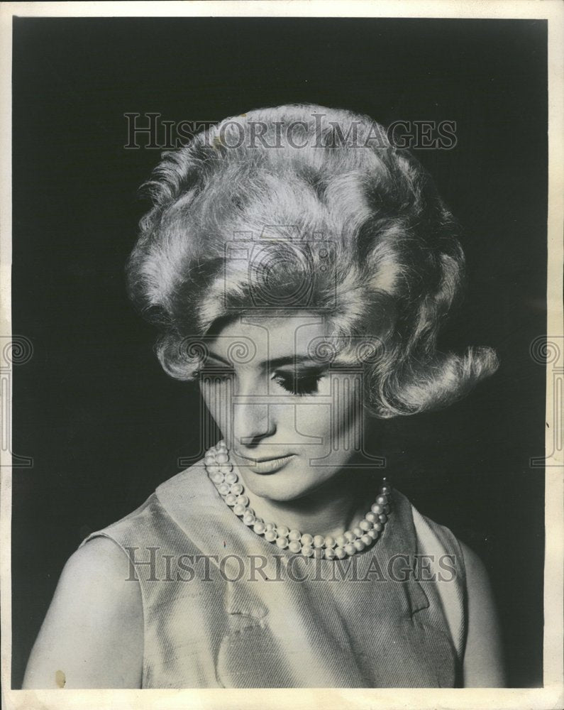 1963, Shiny blonde fiber wig Burnett model - RRV68359 - Historic Images