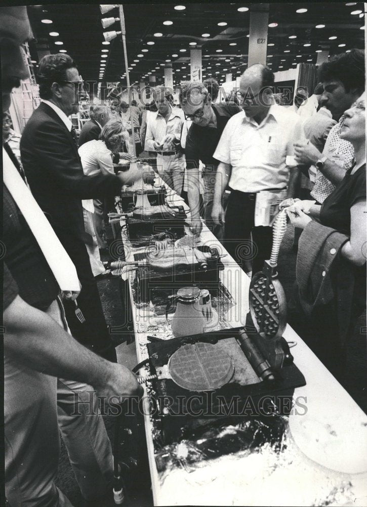 1977, Restaurant McCormick equipment lining - RRV68449 - Historic Images