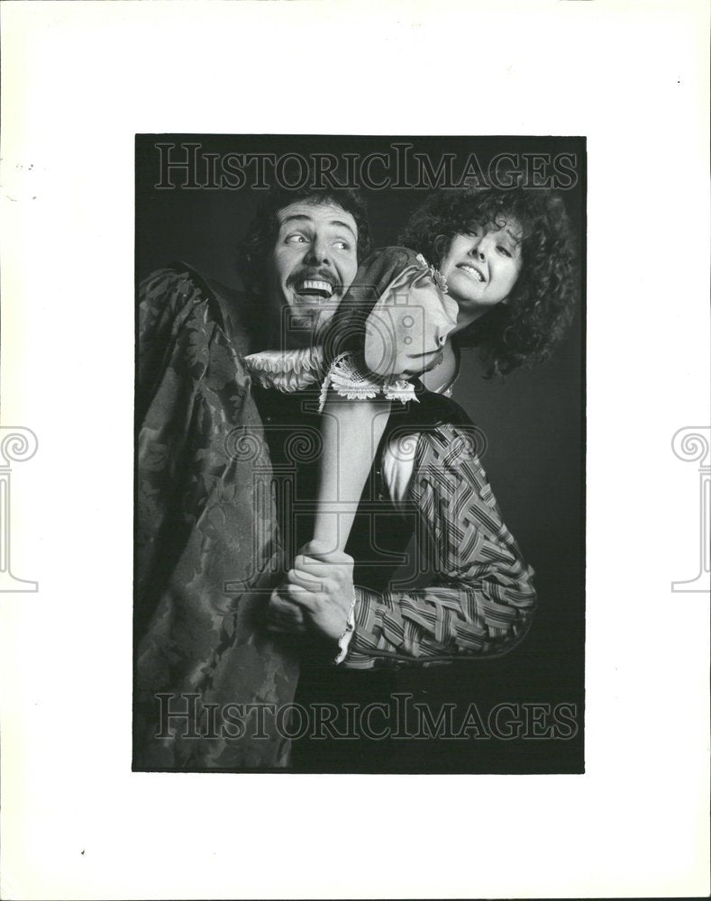 1984 Press Photo Body Polltics Taming Shrew Work Shot - RRV68493 - Historic Images