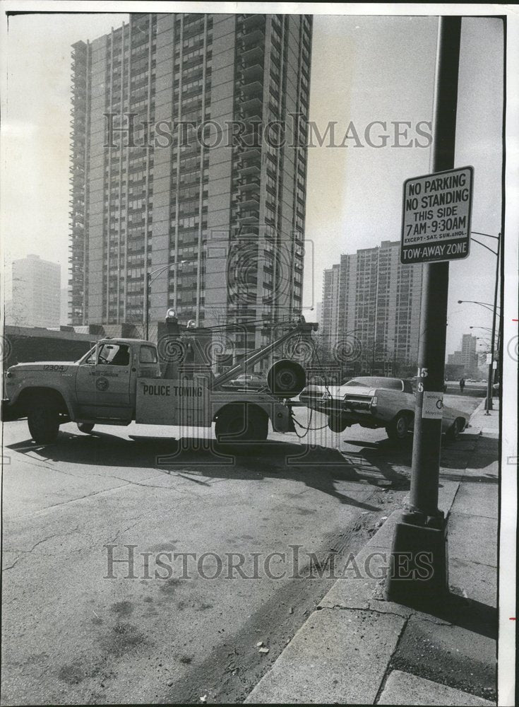 1975 Press Photo Police tow truck Zone Salle Clark - Historic Images