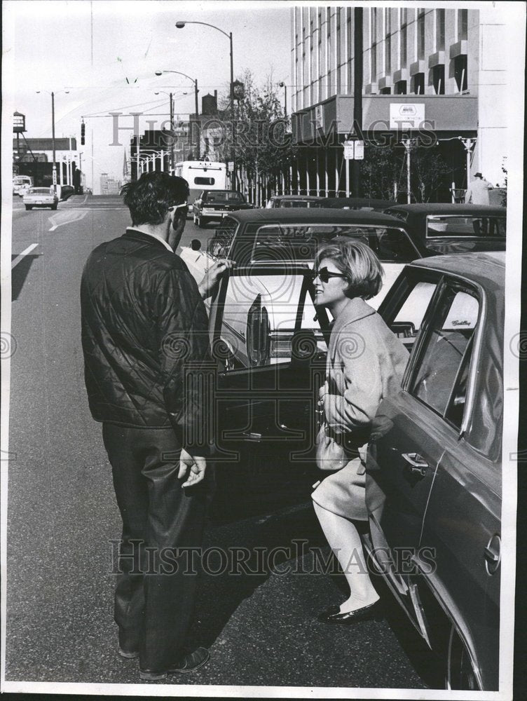 1967 Press Photo Attendant Service Hiker Car Fritzel&#39;s - RRV68707 - Historic Images