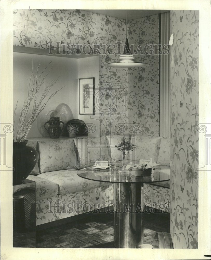 1984, Shelf wall fabric sofa look made home - RRV68741 - Historic Images