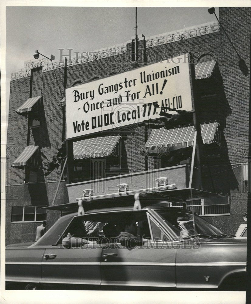 1965 Press Photo Rival union passing parade car Chicago - Historic Images