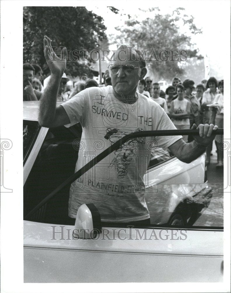 1990 Press Photo Father Charles Van Duren survivor - RRV69677 - Historic Images