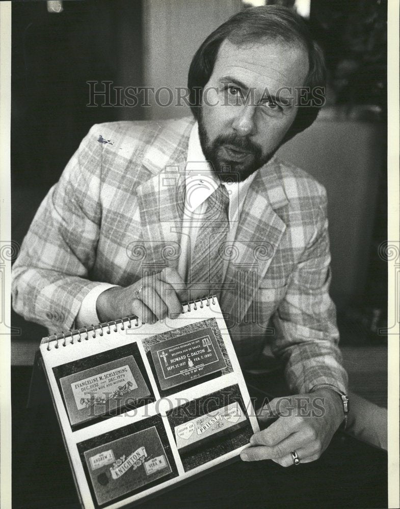 1980 Press Photo David Quiring Tombstone Writer Chicago - Historic Images