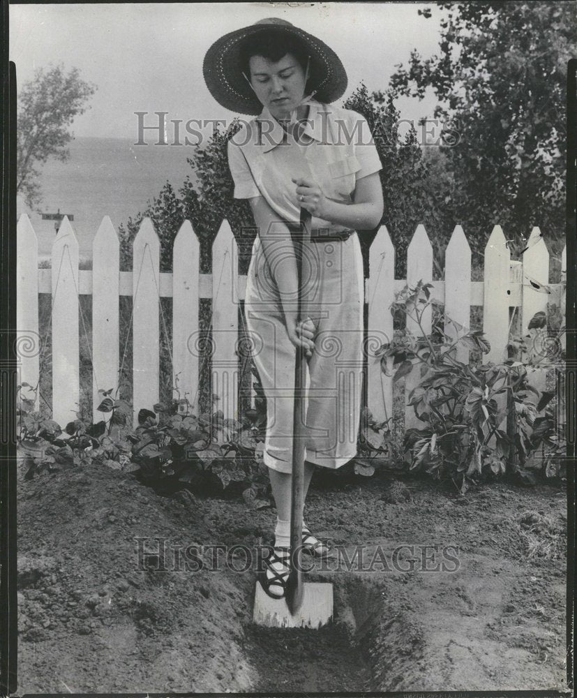 1958 Shovel for Home - Historic Images