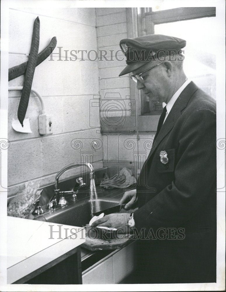 1960 Press Photo Quarantine Inspector Brenneke Fruit - Historic Images