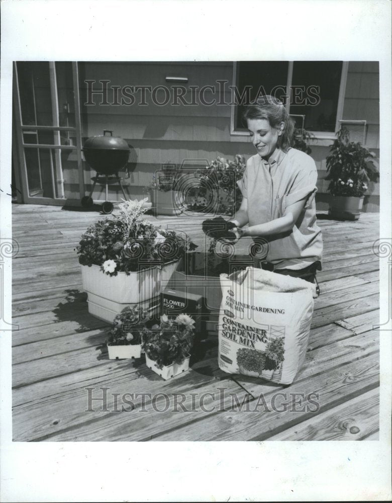 1988 Press Photo flowers containers apartment backyard - RRV70391 - Historic Images