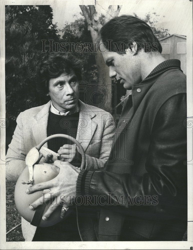 1981 Press Photo Robert Walden Fred Dryer Lou Grant TV - RRV70691- Historic Images