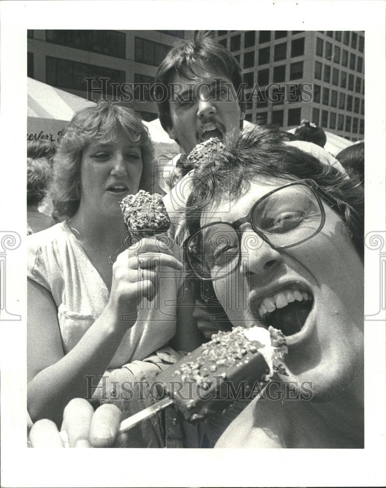 1980 Press Photo Visitors Eating Bresslers Ice Cream - RRV70821 - Historic Images