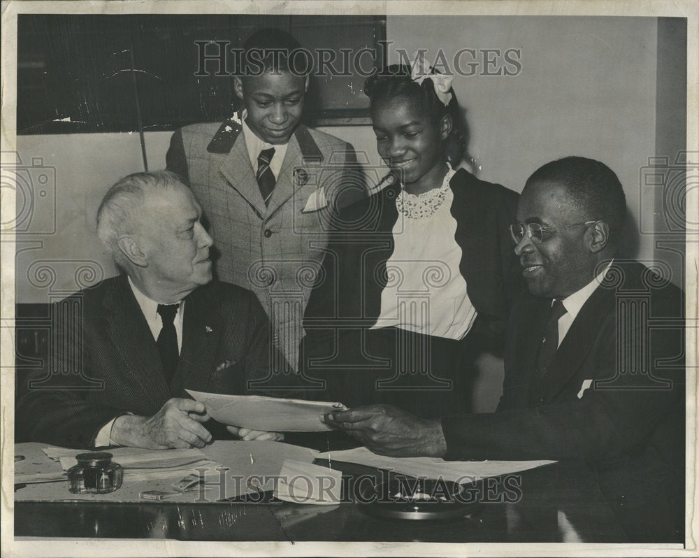 1948, Manager Carver Colony Camp With Kids - RRV71063 - Historic Images