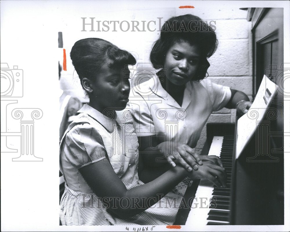 1962 Press Photo Gwendolyn Shields &amp; Waldrina Harris - Historic Images