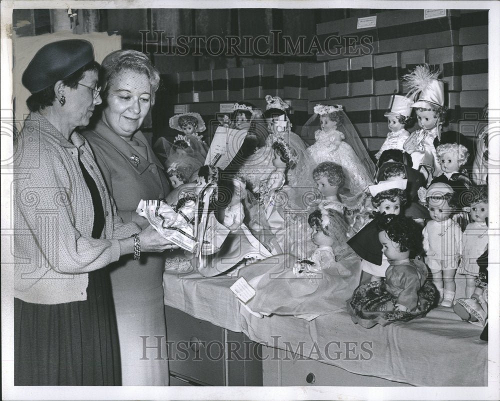 1962 Judging Goodfellows Dolls - Historic Images