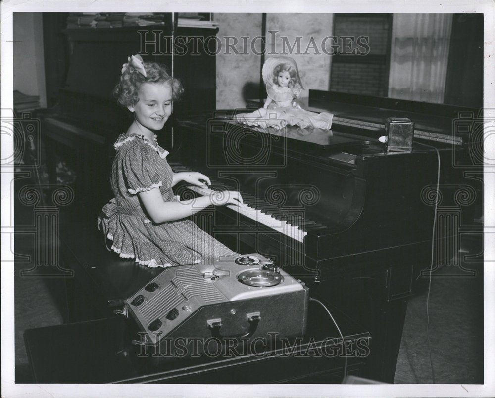 1950 Press Photo Loupatty Miller playing piano - RRV71685 - Historic Images