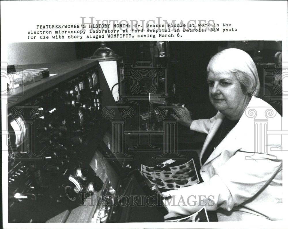 1989 Dr Jeanne Riddle Ford Hospital Micro - Historic Images