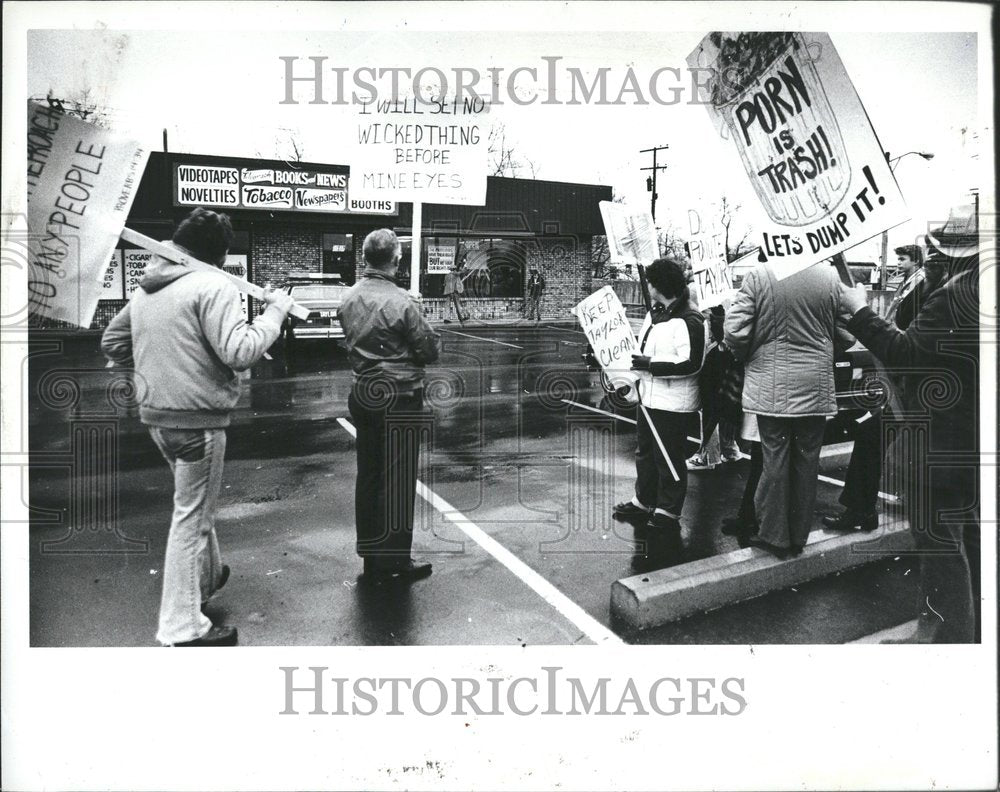 1982 Michigan Church Picketers - Historic Images