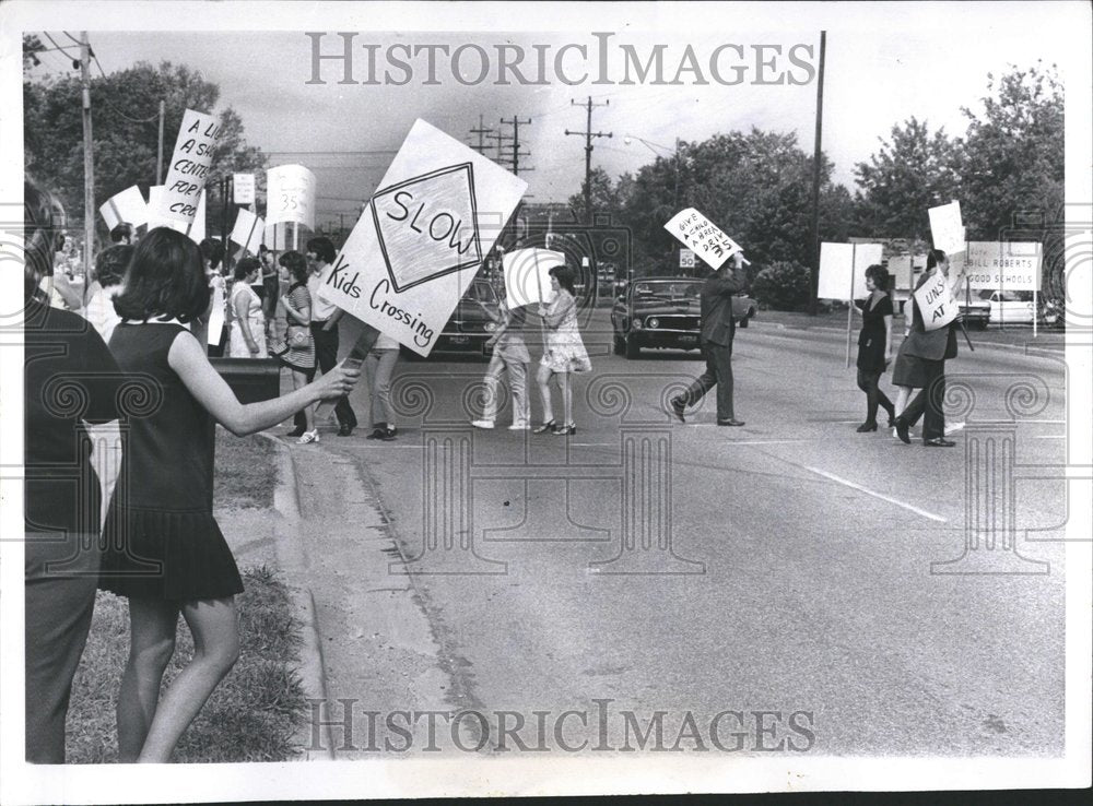 1972 Press Photo Linda Gibb Bloomfield son grosses - RRV72485 - Historic Images