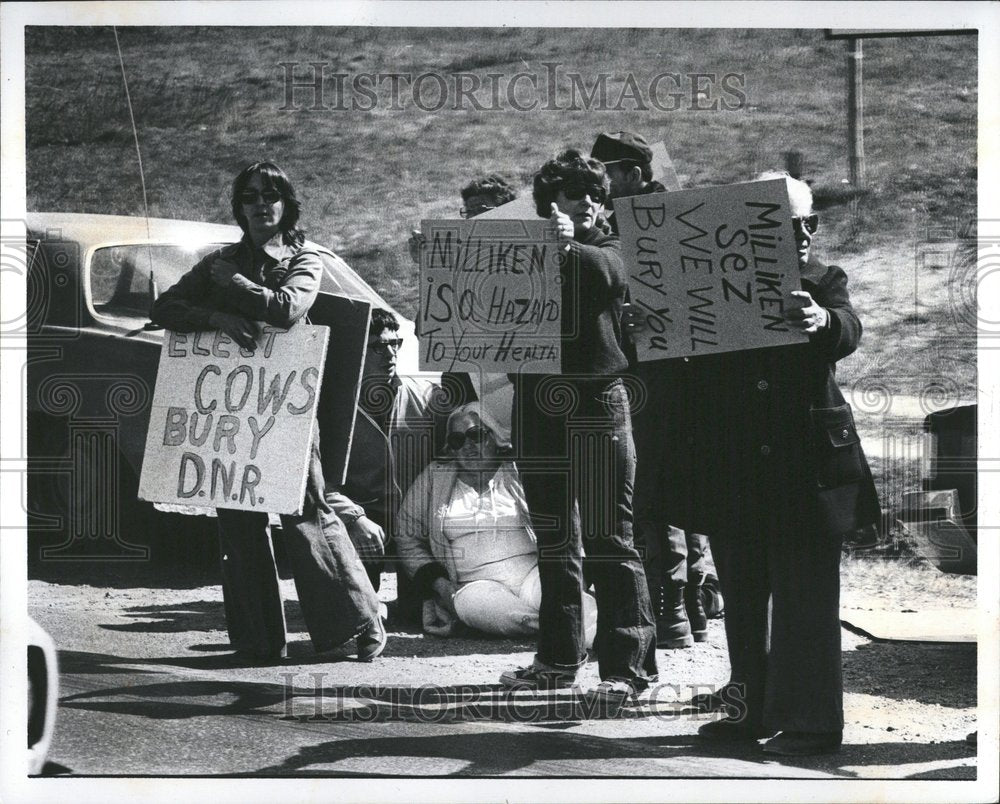 1978 Press Photo Picketers In Michigan - Historic Images