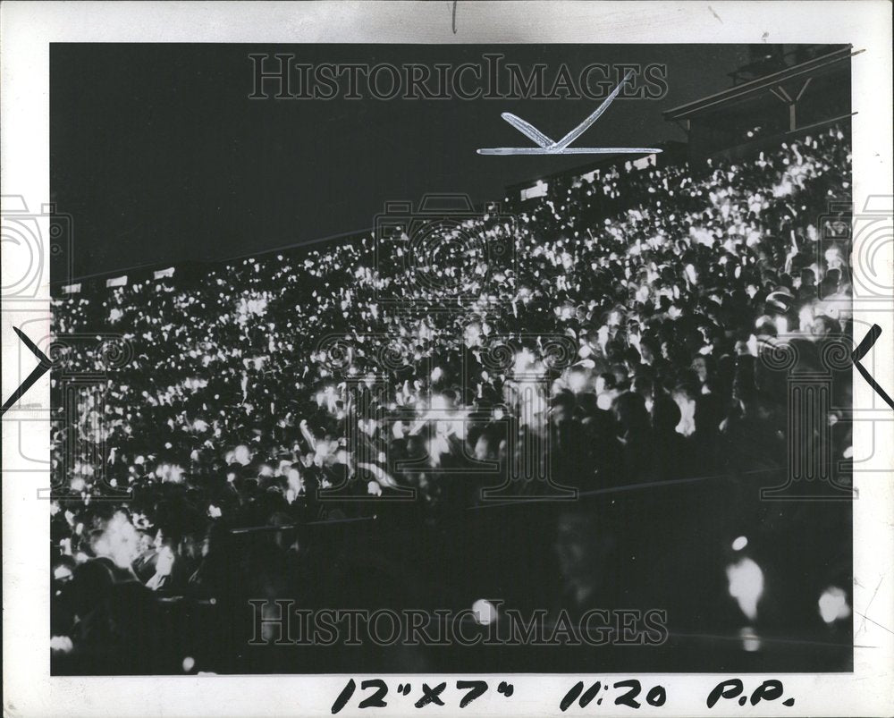 1942, Army Show Detroit Crowd lighted matche - RRV72645 - Historic Images