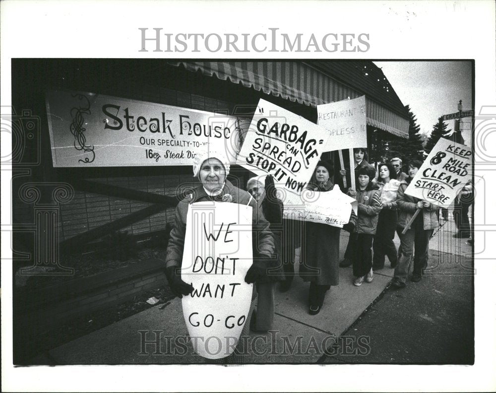 1980 Neighborhood protest Bar 24587 west - Historic Images