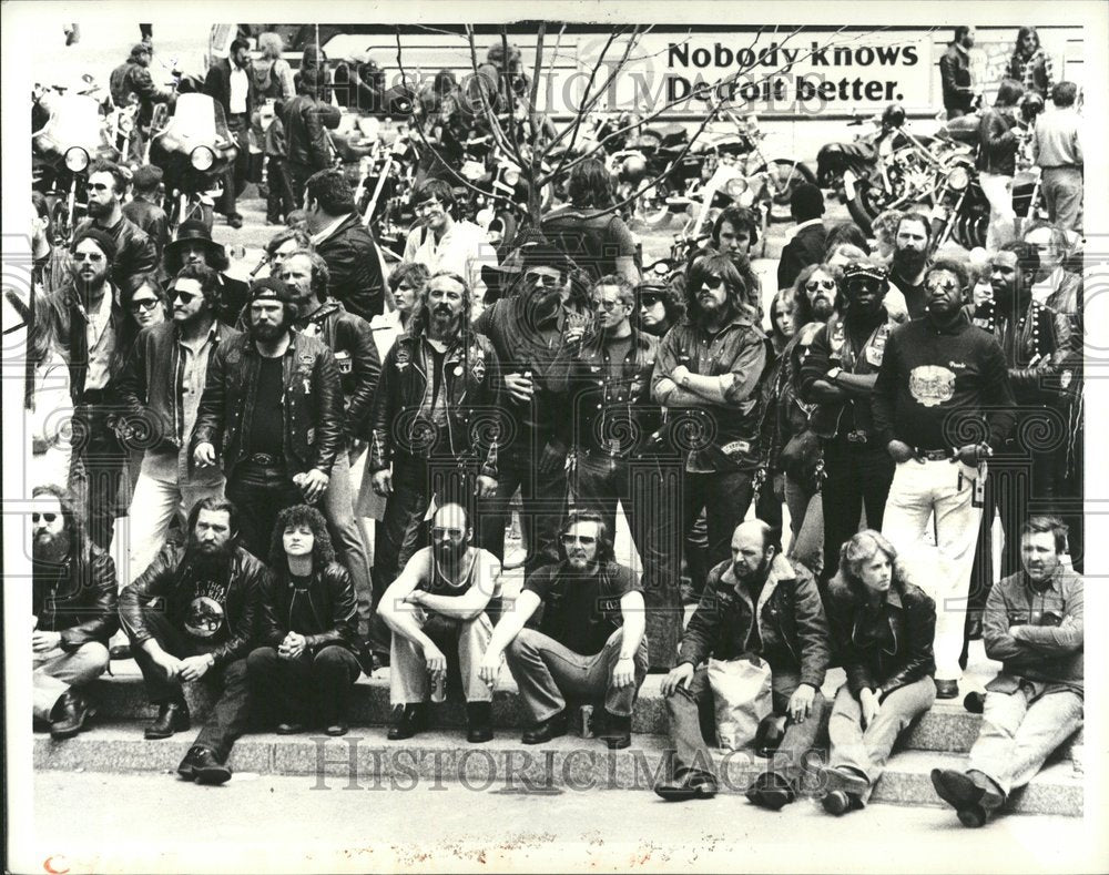 1980 Helmet protest pickets Kennedy Square - Historic Images