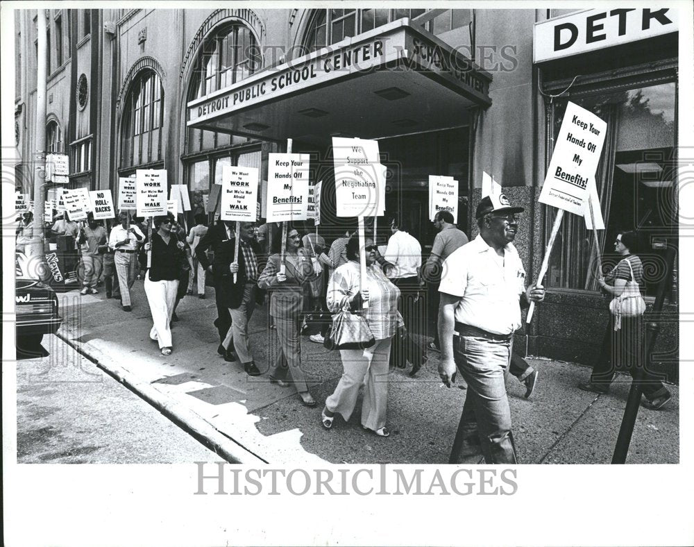 1982 Press Photo Teachers Labor Dispute Picket Detroit - RRV72697 - Historic Images