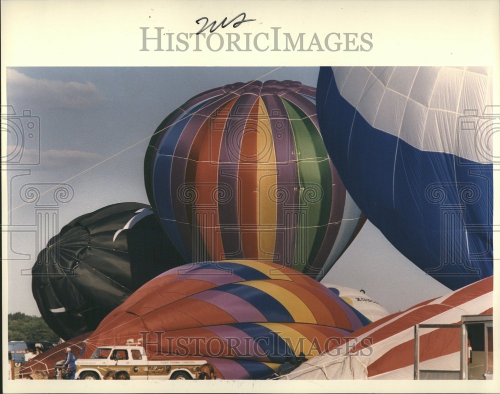 1985, Picture Show Color Area Balloons Car - RRV72917 - Historic Images