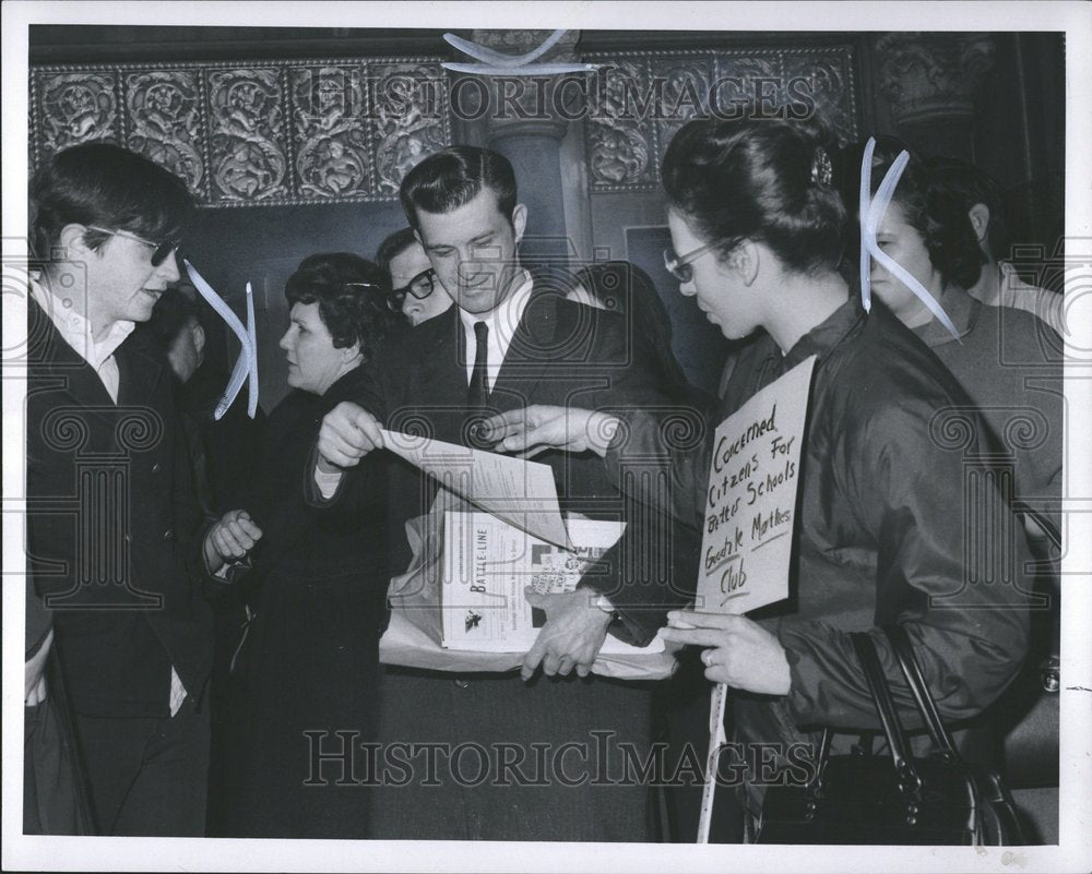 1970 Press Photo Don Lobs singer break Battle Line - RRV73207 - Historic Images